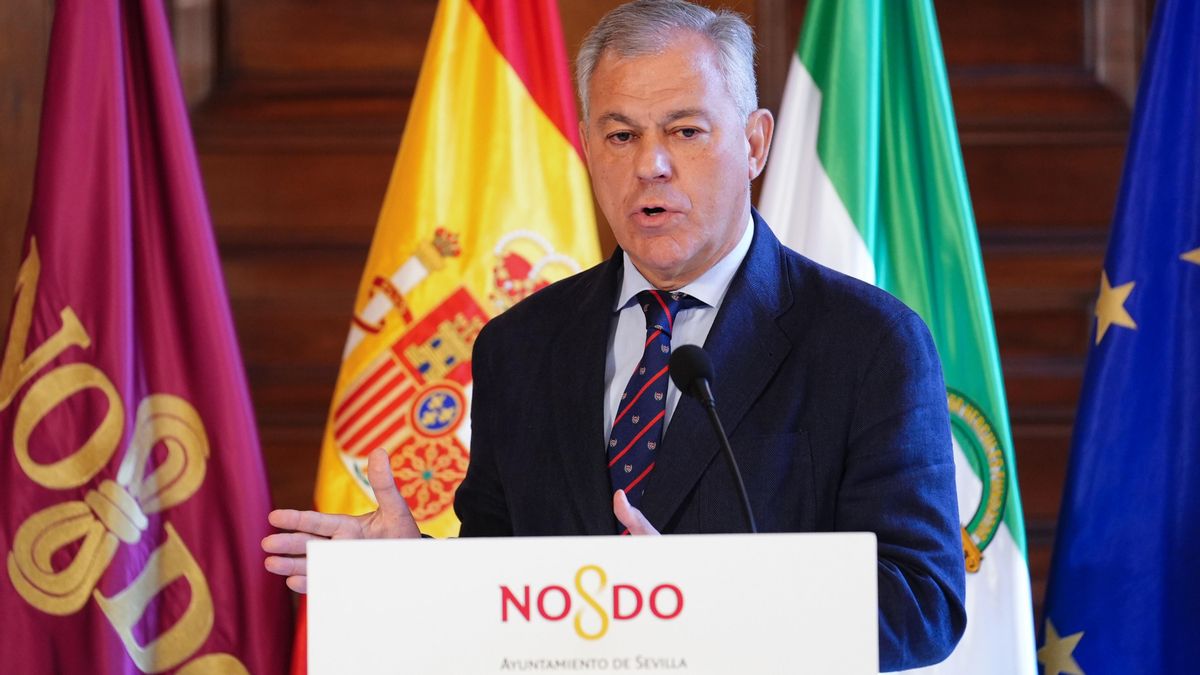 El alcalde de Sevilla, José Luis Sanz, informa sobre las recientes lluvias en Sevilla, en el Salón Comedor de la Casa Consistorial.