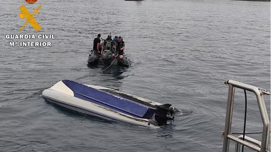 La Guardia Civil rescata a un padre y un hijo tras volcar la embarcación con la que pescaban cerca de la isla de Mouro