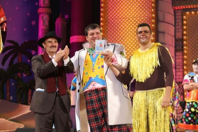 Premio a 'Los Serenques' en la final de murgas 2015. FOTO: Cirenia Vico.