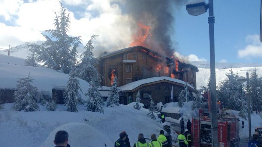 Crece el pesimismo de que haya bomberos en Sierra Nevada esta temporada porque las negociaciones siguen estancadas