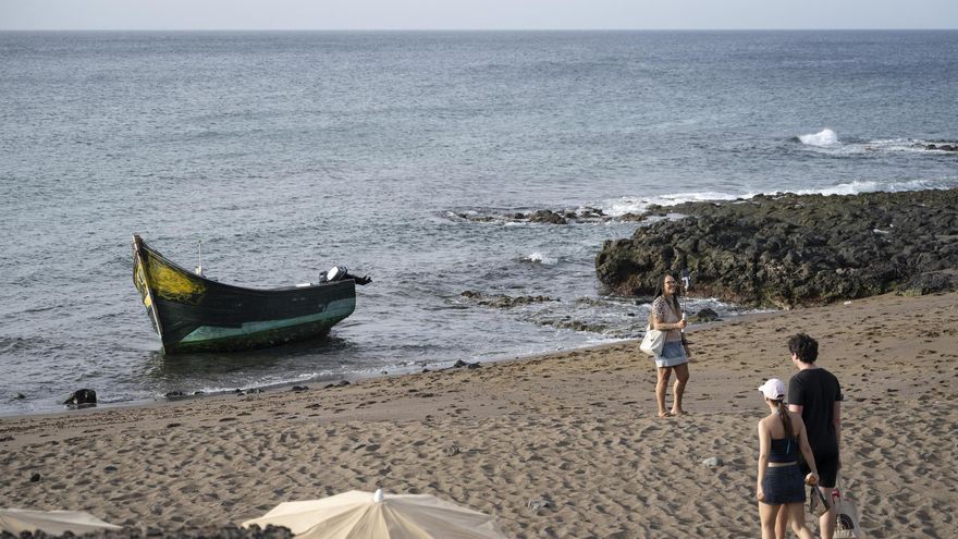 Un grupo de migrantes desembarca por sus propios medios en una playa de Lanzarote