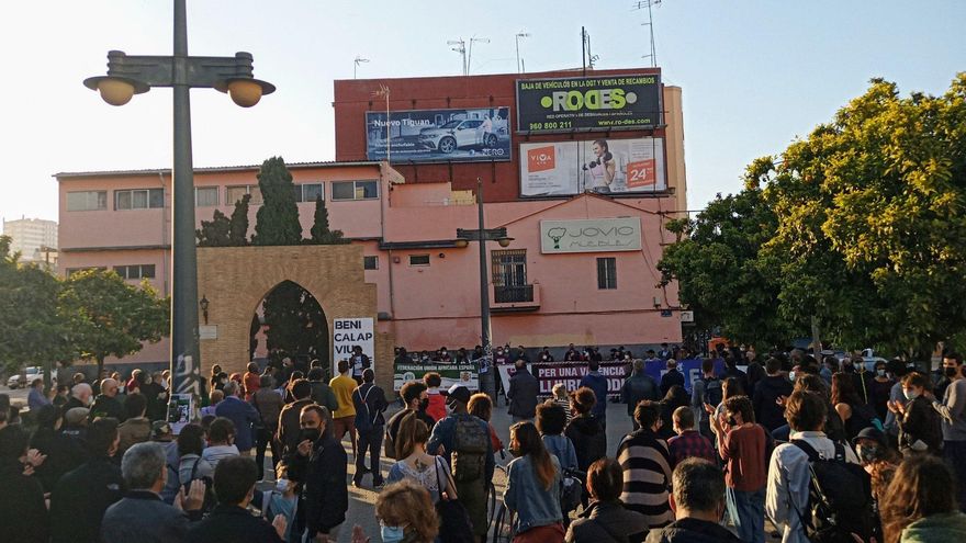 Dos centenares de personas se concentran en el barrio valenciano de Benicalap contra el racismo