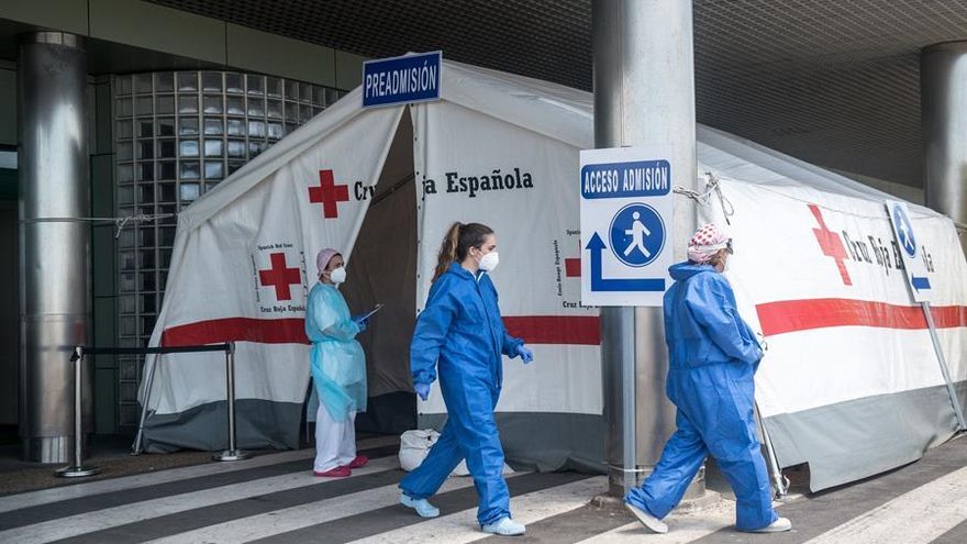 Personal sanitario junto a las instalaciones exteriores del Hospital José Molina Orosa este jueves de la quinta semana del estado de alarma decretado por el Gobierno central para frenar la expansión del coronavirus.