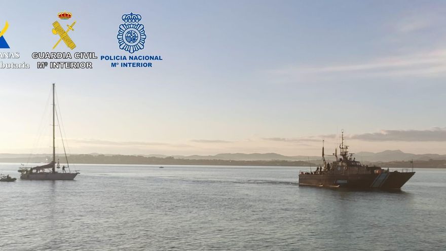 Velero interceptado con dos toneladas de cocaína en aguas internacionales colindantes a la costa de Santander, que ha sido remolcado al Puerto de esta ciudad para el análsis de la droga. Los cuatro tripulantes han sido detenidos