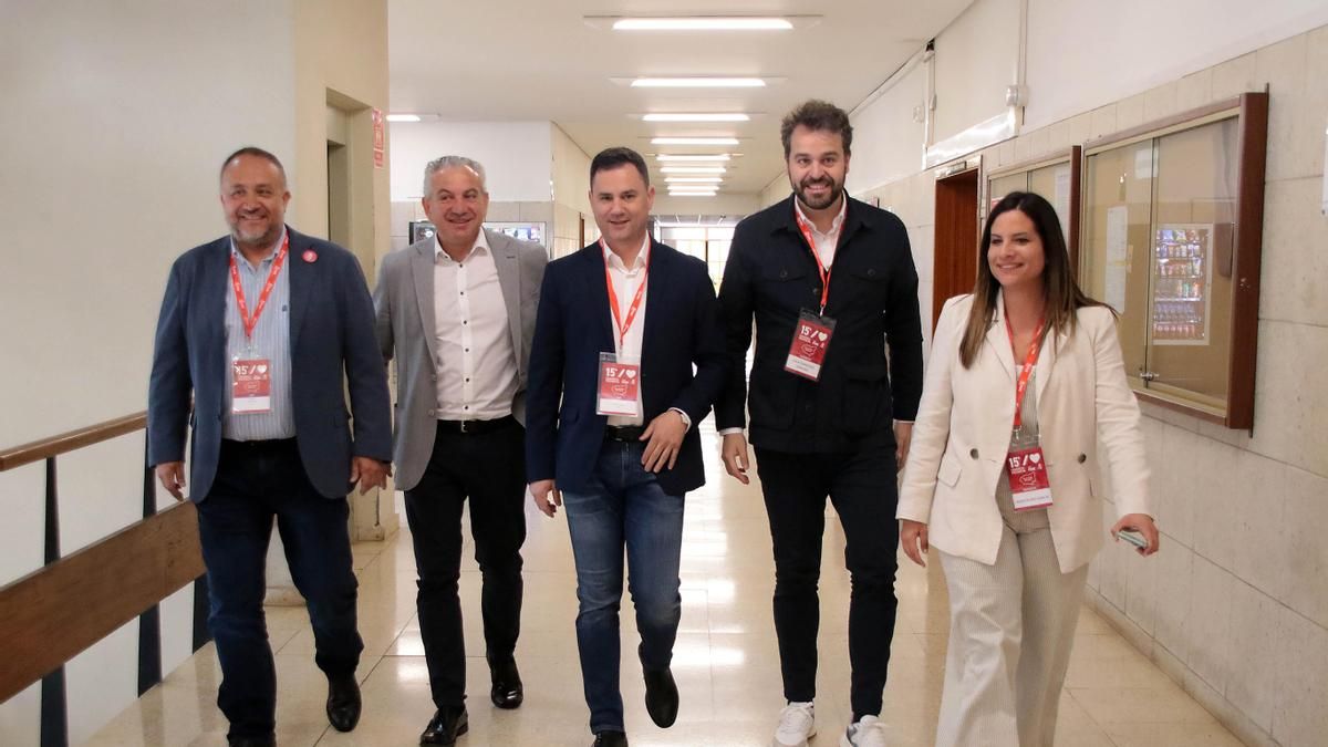 Javier Alfonso Cendón (centro), en el XV Congreso Provincial del PSOE de León junto a (de izquierda a derecha) Gerardo Álvarez Courel, Nicanor Sen, Juan Francisco Serrano y Nuria Rubio. 