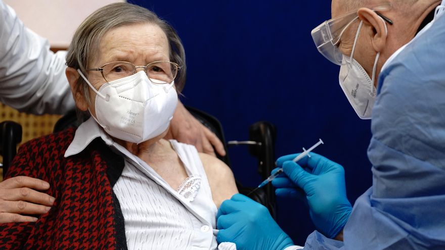 27 December 2020, Berlin: Ruth Heller, 100-year-old, receives a shot of the Pfizer-BioNTech COVID-19 vaccine at the Agaplesion Bethanien Sophienhaus nursing home where the corona vaccinations start in Germany today. Photo: Kay Nietfeld/dpa Pool/dpa