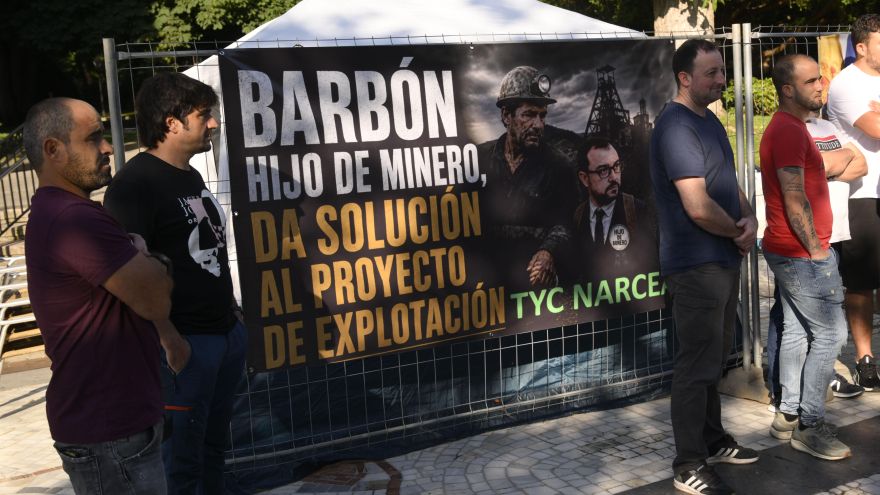 La plantilla de TYC Narcea acampa en Oviedo para exigir que se reanude la actividad en la mina