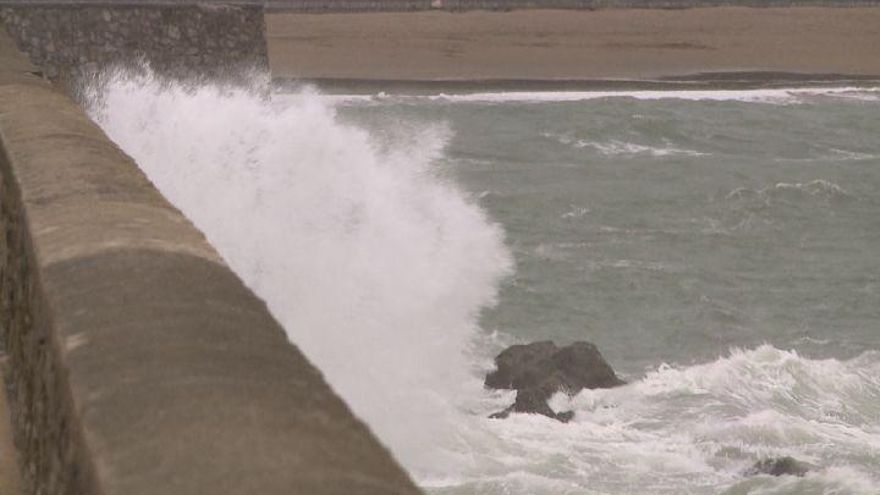 Archivo - El fuerte viento podrá provocar oleaje en las costas granadinas y almerienses.
