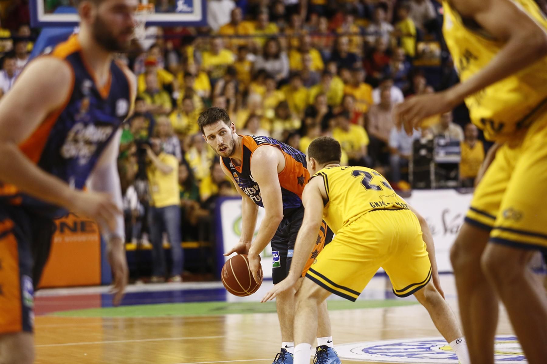 Van Rossom sube el balón ante la defensa de Hansbrough ACB Photo/M. Henríquez