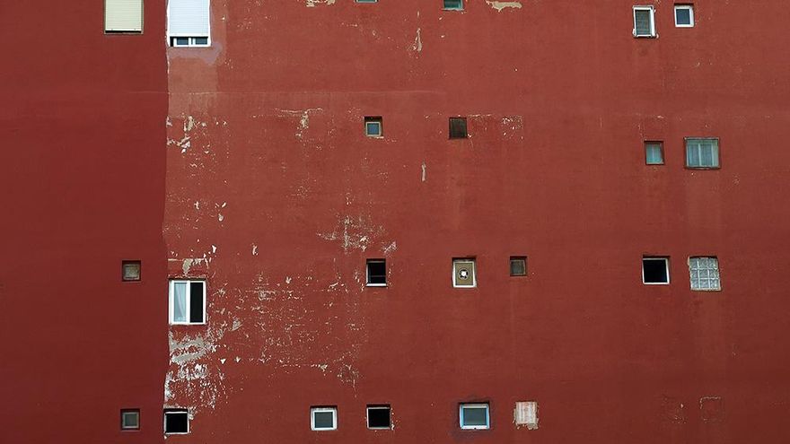 Ventanas en la fachada trasera de un edificio.