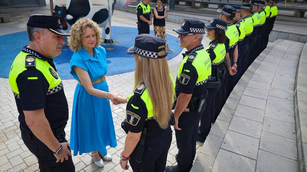 La alcaldesa de Torrent, Amparo Folgado (PP), saluda a agentes del cuerpo de la Policía Local.