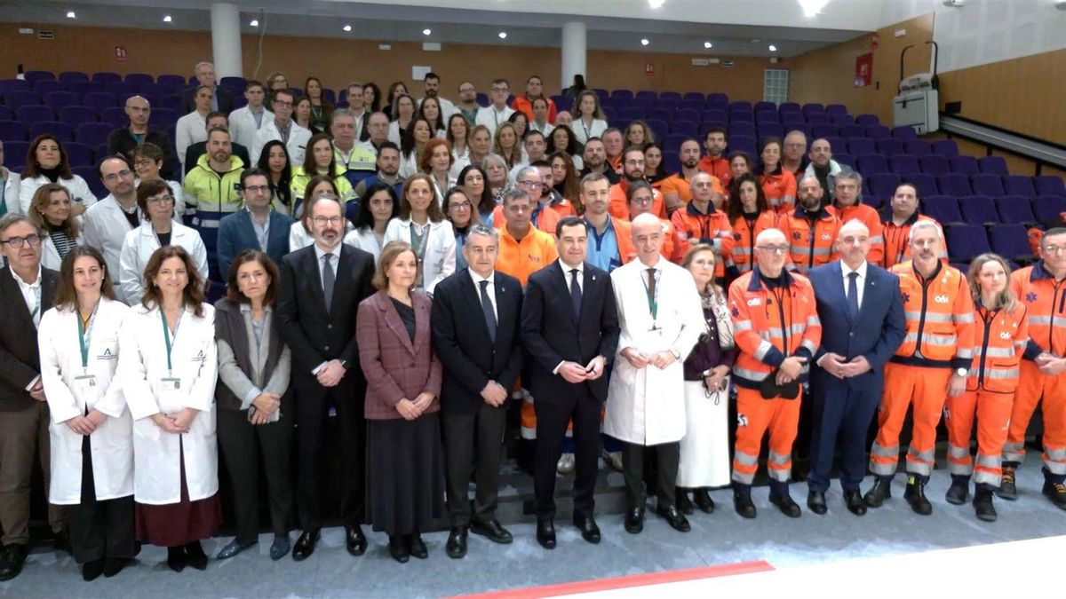 Juanma Moreno (centro), en su encuentro con personal sanitario y de emergencias que trabajó en el accidente ferroviario de Adamuz.