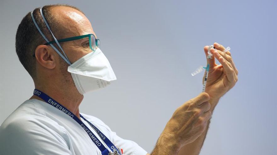Un enfermero prepara dosis de la vacuna contra el coronavirus de Pfizer-BioNtech para administrársela a los profesionales del Hospital de Fuerteventura