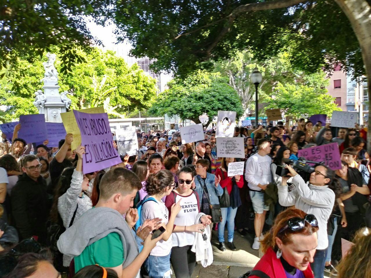 Concentración en la plaza Weyler de Santa Cruz de Tenerife tras la sentencia de La Manada