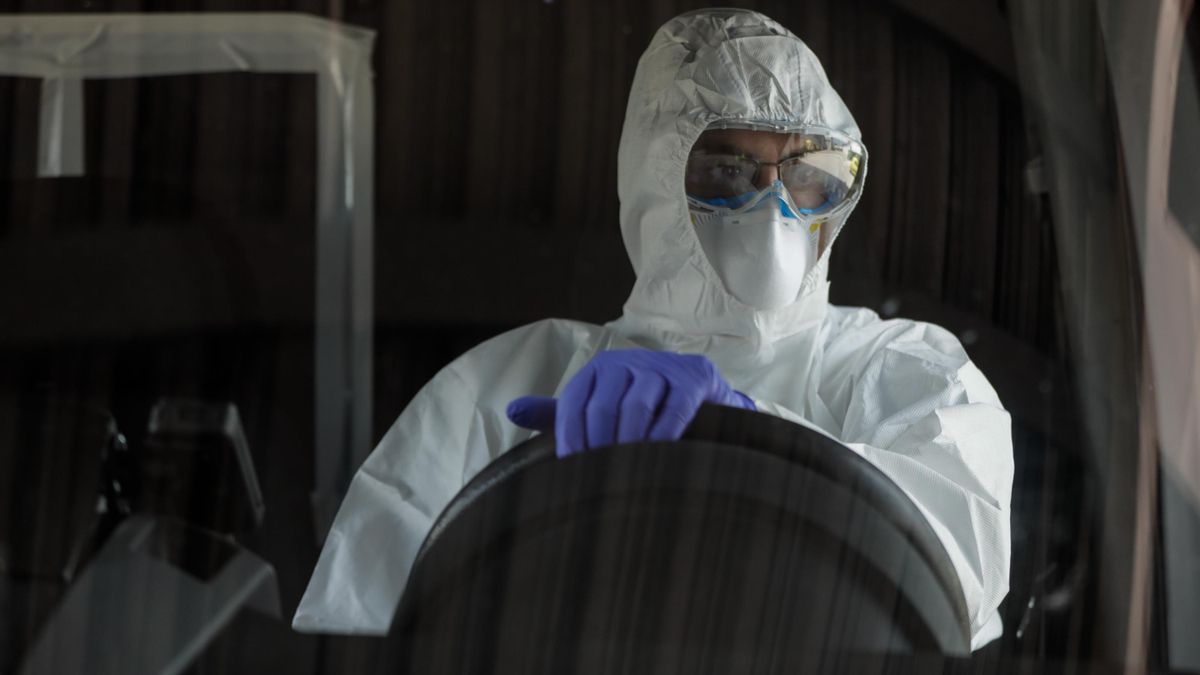 Un sanitario conduce una unidad móvil.