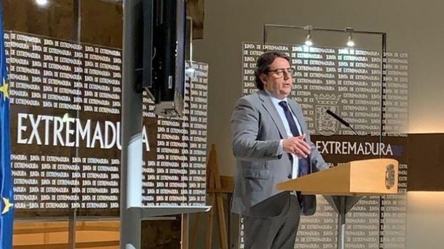 El consejero de Sanidad y vicepresidente segundo de la Junta, José María Vergeles, en una rueda de prensa