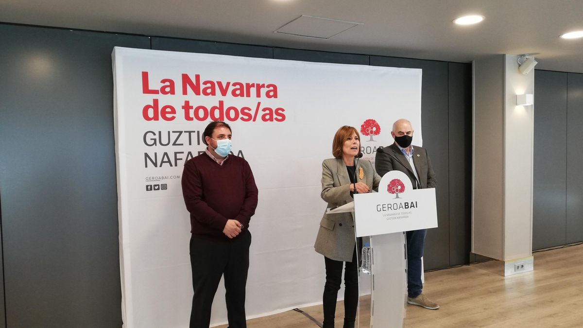 La portavoz de Geroa Bai, Uxue Barkos, junto con el presidente del Parlamento foral, Unai Hualde (izquierda) y el vicepresidente José María Aierdi (derecha)