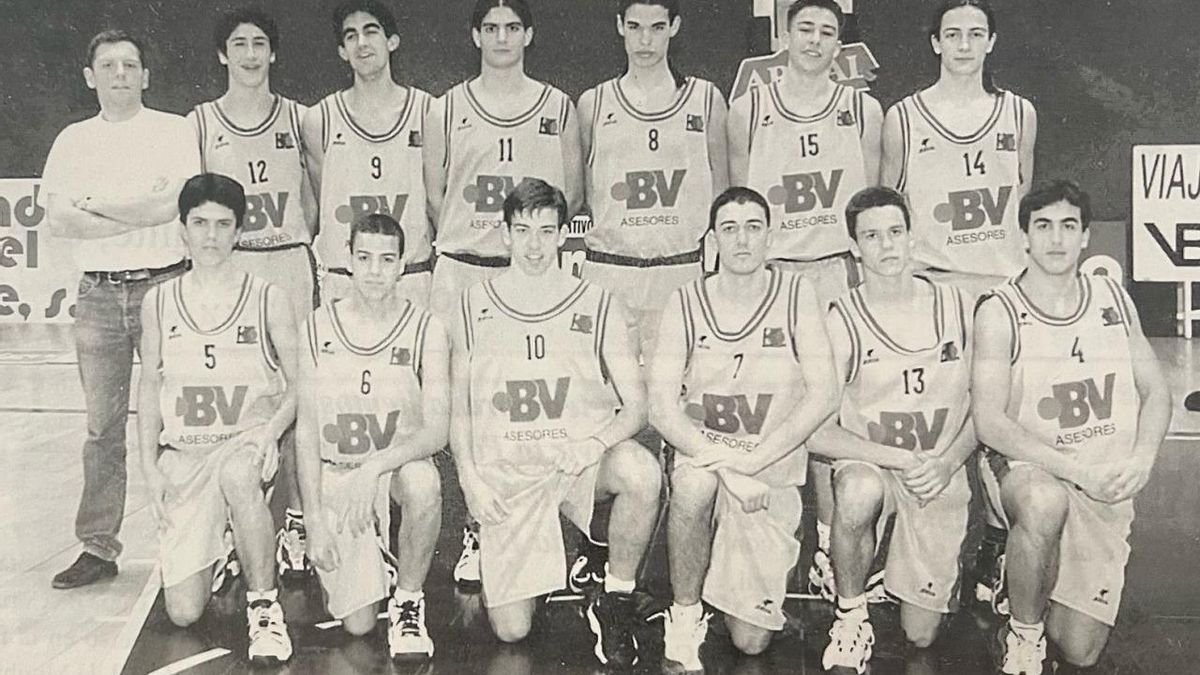 Oliver Laxe como parte del equipo junior de Basquet Coruña.
