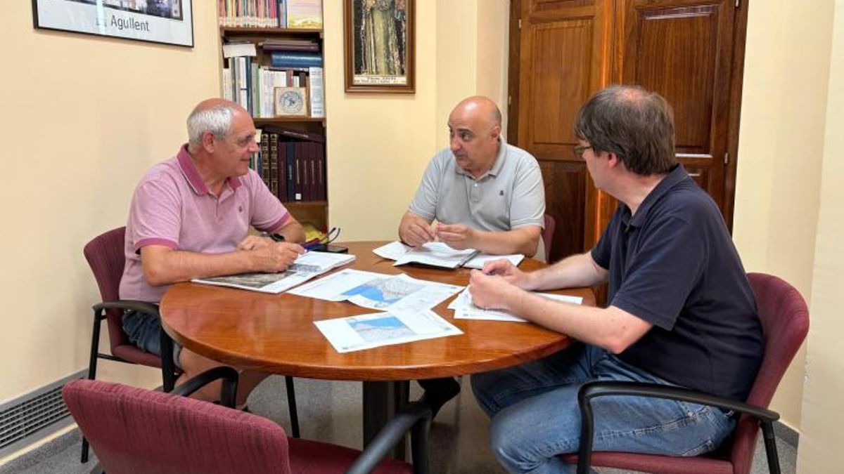 D'esquerra a dreta: els alcaldes d'Aielo, Agullent i Bocairent durant la reunió.