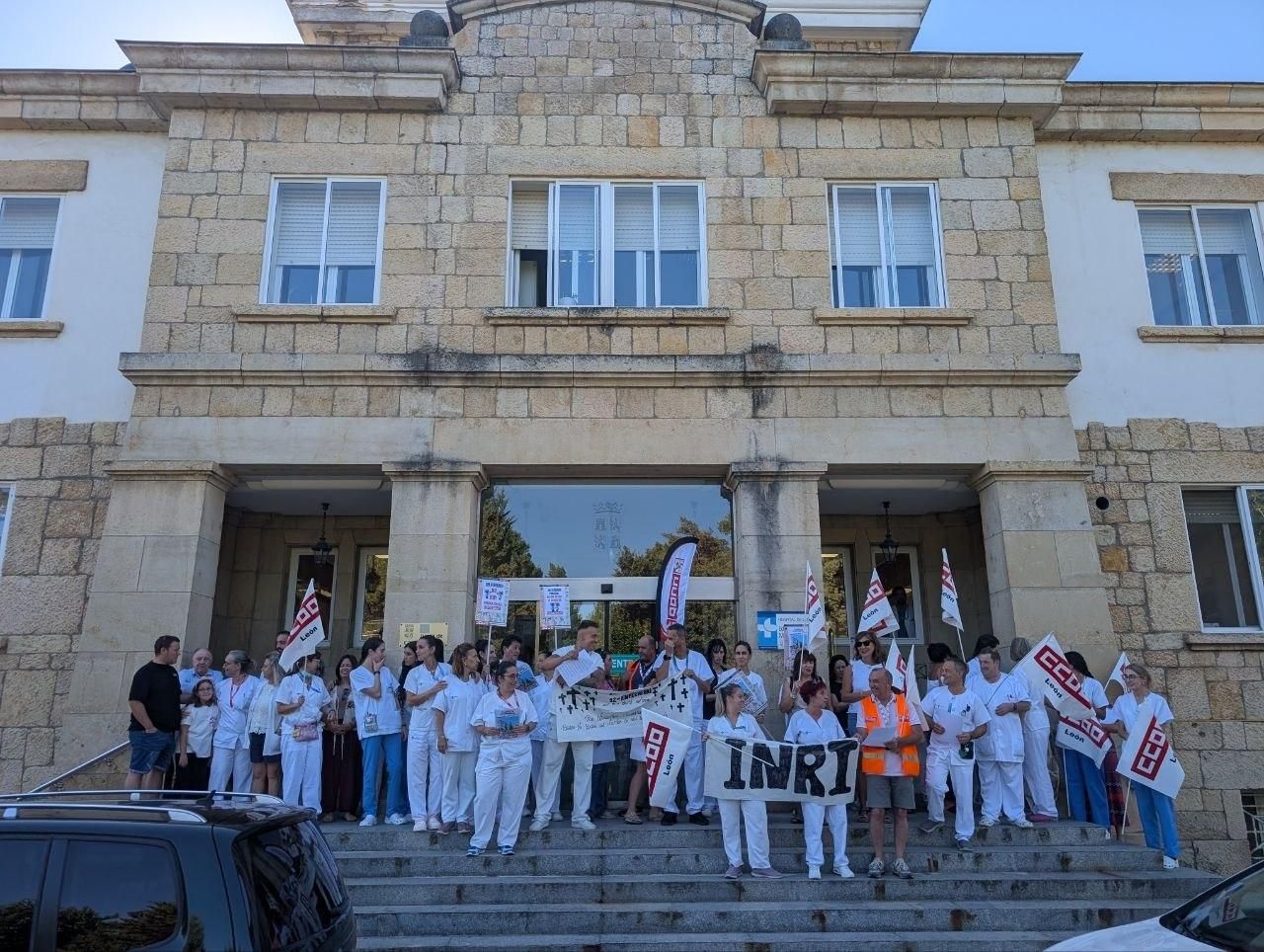 Protesta ante el Hospital Monte San Isidro de León