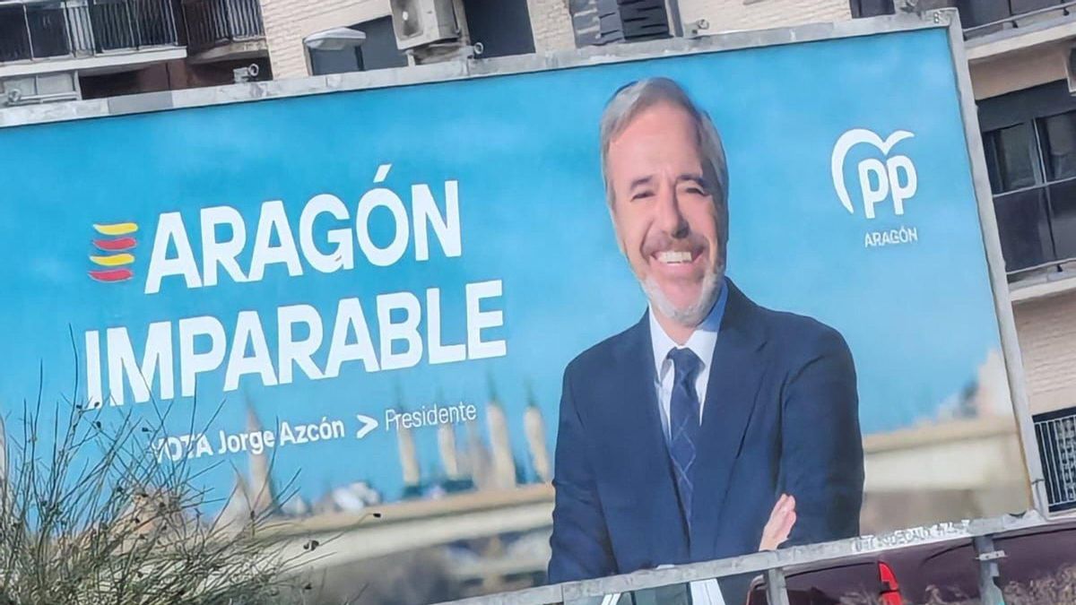 El PSOE denuncia un cartel del PP en Zaragoza que pide el voto para Azcón y los populares dicen que es un "error"