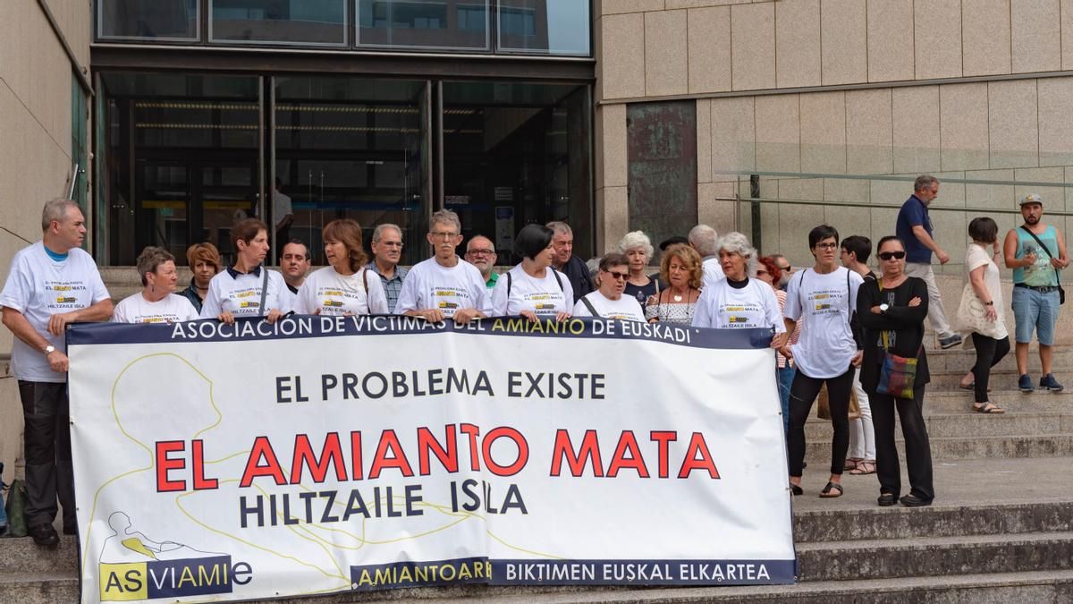 Víctimas del amianto y sindicatos arremeten contra PSOE y PP por tumbar la exención fiscal de sus ayudas