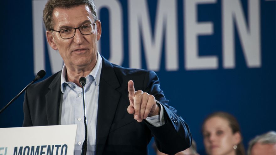 El presidente del Partido Popular y candidato a la Presidencia del Gobierno, Alberto Núñez Feijóo (c), clausura un mitin este martes en Palma de Mallorca. EFE/CATI CLADERA