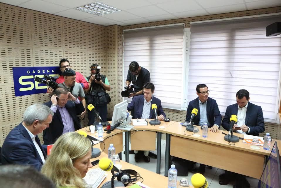Los candidatos, en el estudio de la Cadena Ser.