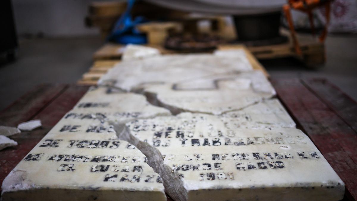 Reyes Maroto difunde los restos de la placa a Largo Caballero y acusa a Almeida de colocar "una copia que falsea la memoria"