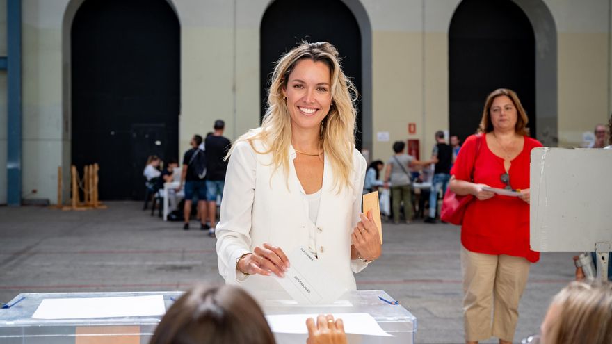 María Fernández, candidata de Coalición Canaria por Las Palmas, vota en la mañana del 23 de julio