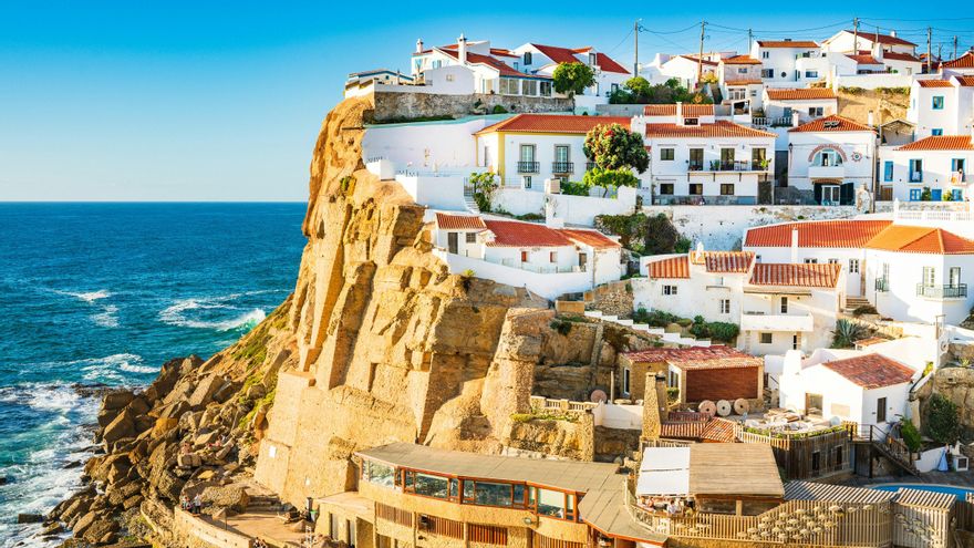 El bonito pueblo marinero de Portugal que está incrustado en un acantilado y con una piscina natural