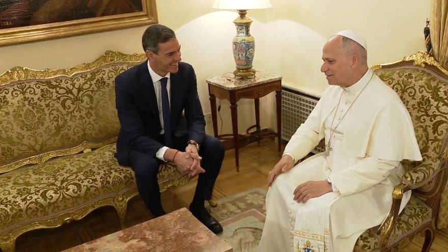 Pedro Sánchez, junto con el papa León XIV, durante su reunión privada de este lunes en la sede de la Nunciatura Apostólica.