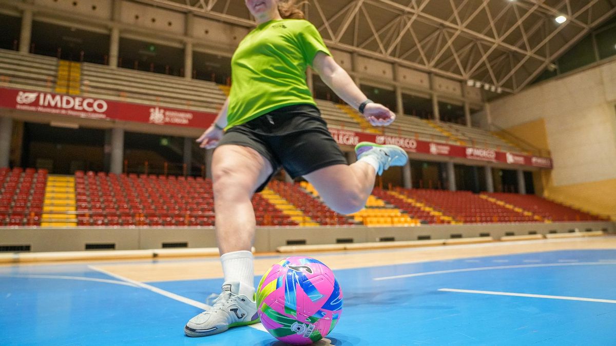 ATENEAS con Noema Cabezas, jugadora del Deportivo Córdoba FS
