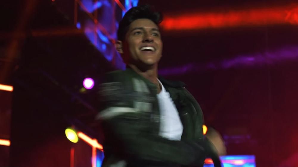 Alfonso, durante su interpretación de "Pégate" en el WiZink