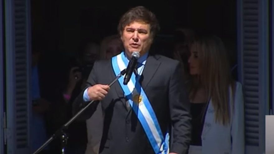 Javier Milei saludó desde el balcón de la Casa Rosada: "Tendremos que soportar un período muy duro"