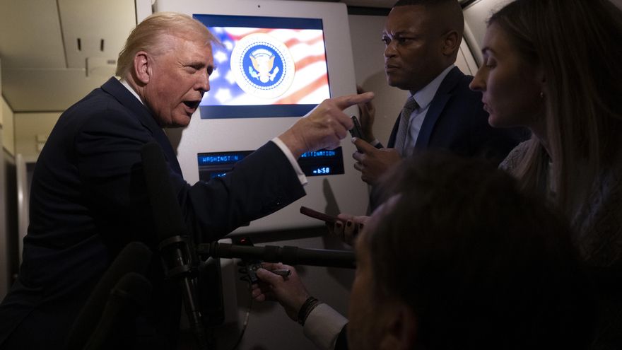 "Quiet, quiet, piggy!": Trump está perdiendo los papeles con el caso Epstein y llama "cerdita" a una periodista a la que manda callar