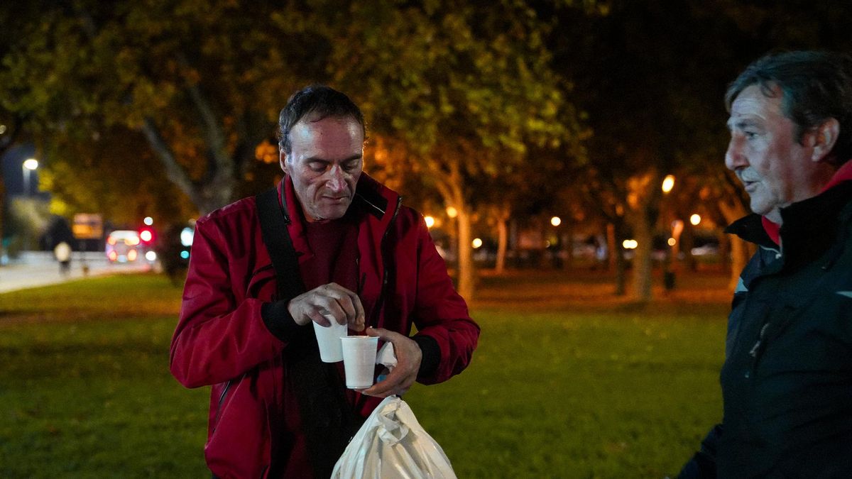 Dos personas sin hogar reciben ayuda de Cruz Roja en Córdoba.