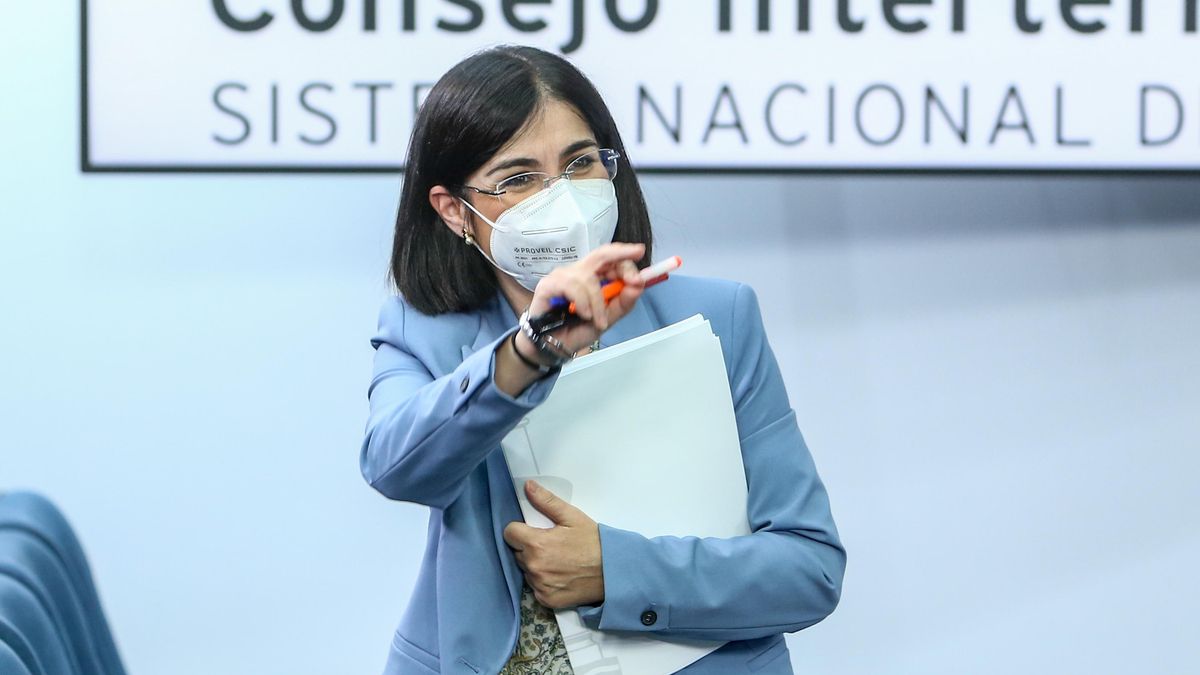La ministra de Sanidad, Carolina Darias, a su salida de una rueda de prensa posterior a la reunión del Consejo Interterritorial del Sistema Nacional de Salud, a 26 de mayo de 2021, en Madrid (España). El Ministerio de Sanidad y las comunidades autónomas d