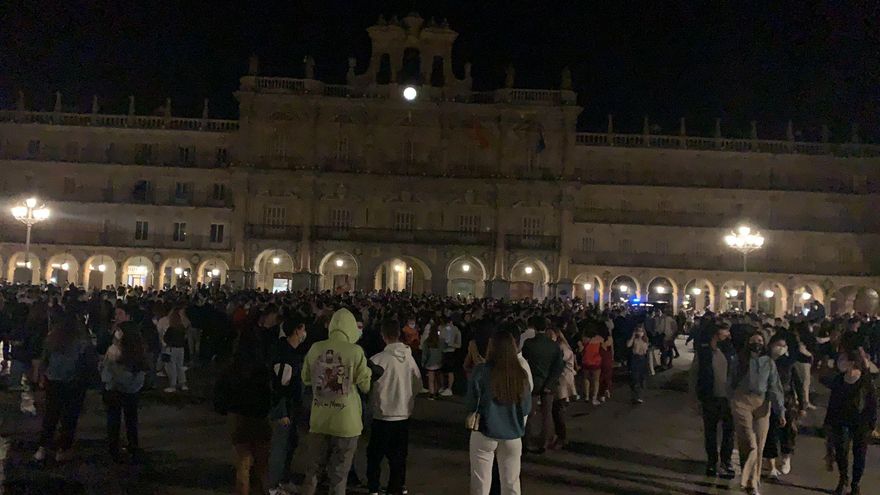 Botellón en la Plaza Mayor de Salamanca.