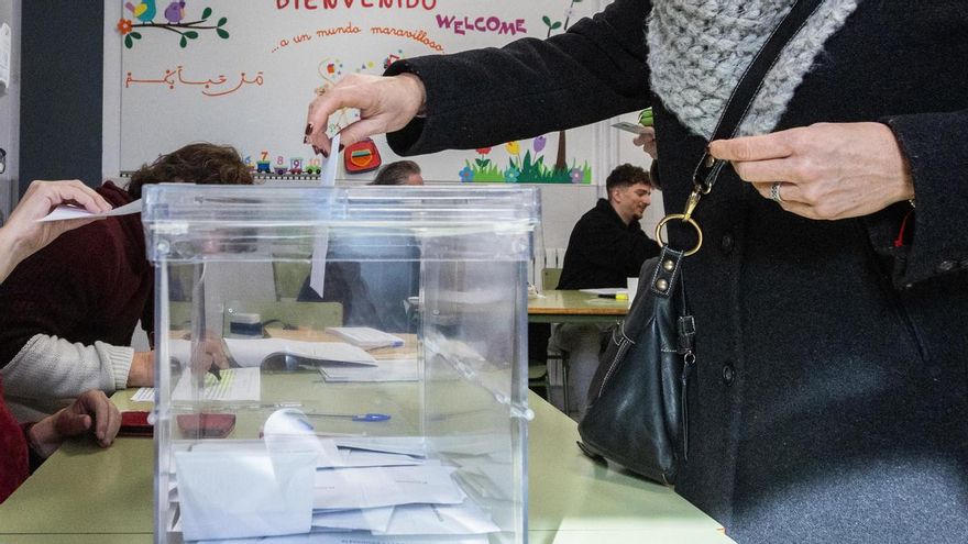 Aragoneses votan en un colegio electoral, a 8 de febrero de 2026, en Teruel