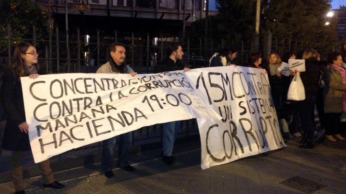 Los miembros del 15M levantan el encierro en la Delegación de Hacienda
