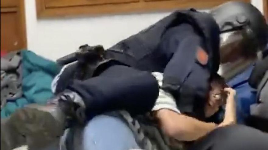 La Policía desaloja a golpes a los estudiantes encerrados en la Universidad de Sevilla contra la matanza en Gaza