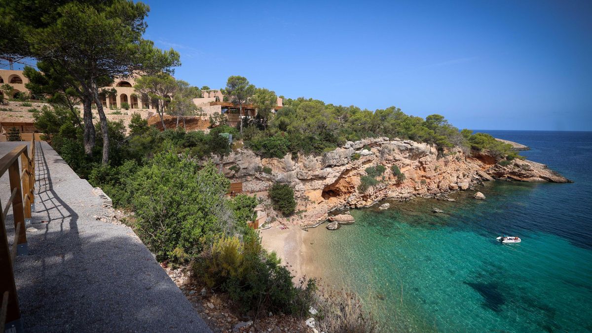 La playa entre Cala Xarraca y Portinatx a la que solo se puede acceder a través el alojamiento de cinco estrellas.