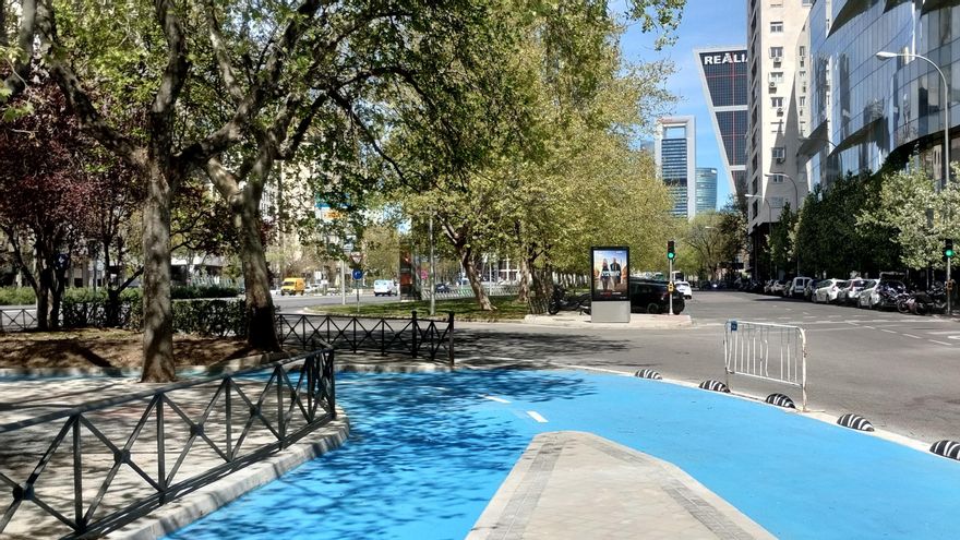 Un ciclista en el carril bici Castellana