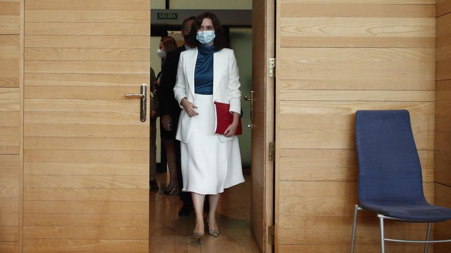 La presidenta de la Comunidad de Madrid, Isabel Díaz Ayuso, se dirige a intervenir en el debate del Estado de la Región, en la Asamblea de Madrid.