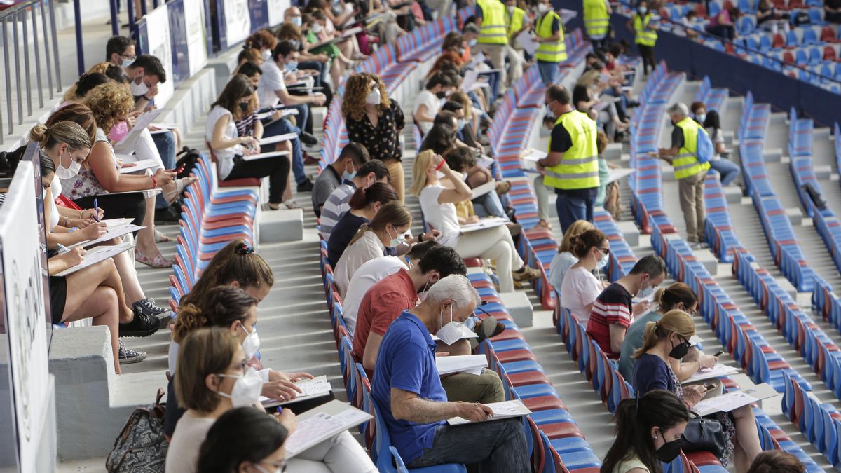 Imagen de los opositores en las gradas del Ciutat de València.