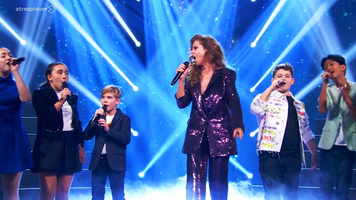 Pastora Soler con algunos de los semifinalistas de 'La Voz Kids 2025'