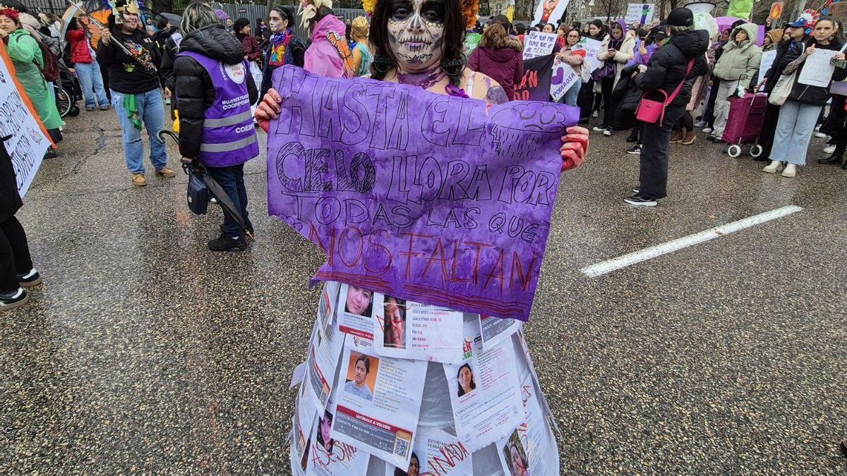 Una de las manifestantes de Madrid muestra su pancarta, mojada por la lluvia.