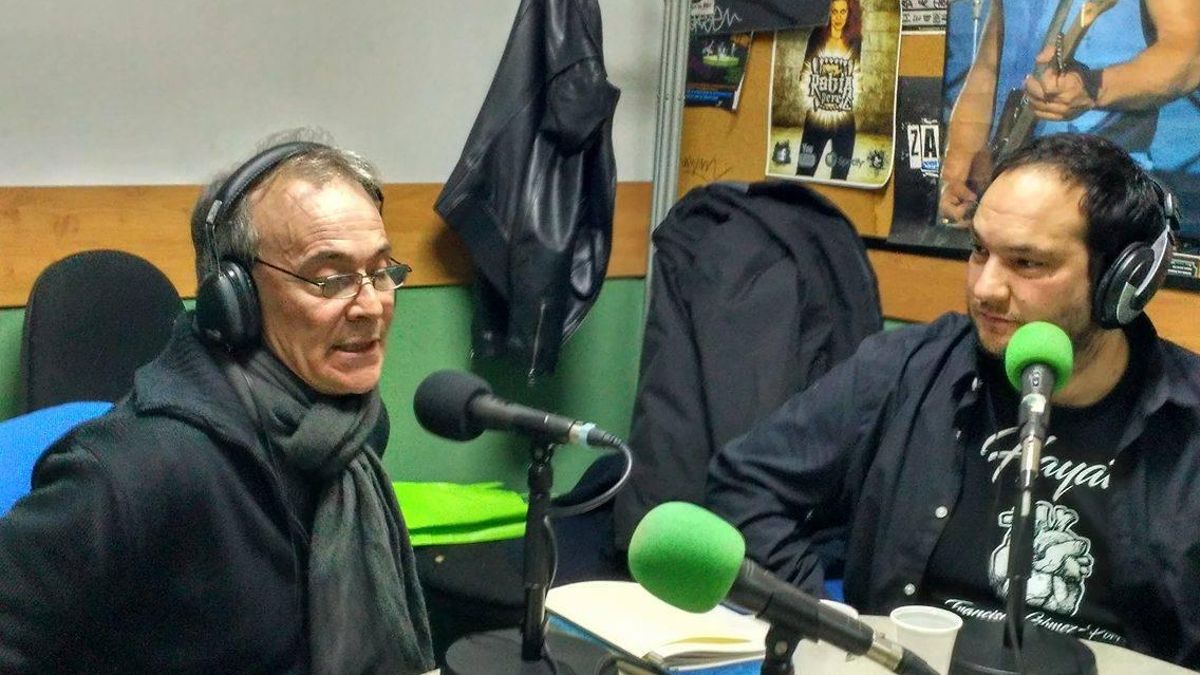 Francisco Gómez Porro, a la izquierda, entrevistado en El Café de la Lluvia de Majadahonda