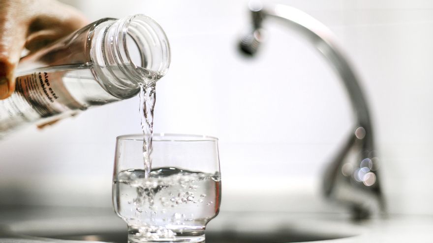 Agua del grifo.